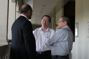 Setiausaha Agung DAP Lim Guan Eng dan Ketua Parlimen DAP Lim Kit Siang turut hadir di mahkamah.