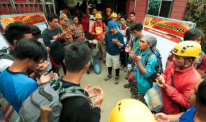 Anggota Malim Gunung Kinabalu membaca doa sebelum menjalankan kerja menyelamat.