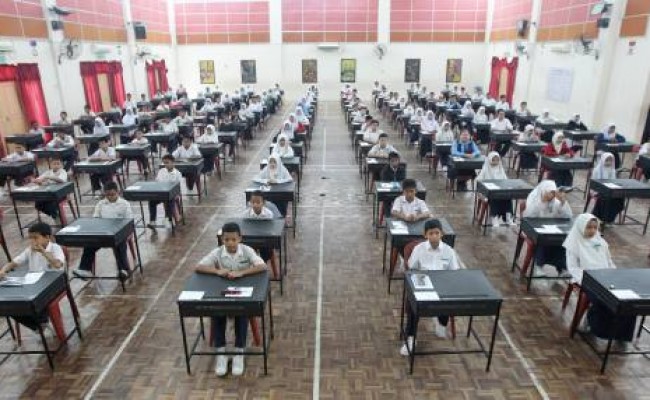 Candidates ready for exams paper during the UPSR examination at Puncak Alam outside Kuala Lumpur. A total of 478,848 pupils are sitting for the UPSR which is the first test that will determine the potential of the students at the Primary School in Malaysia.