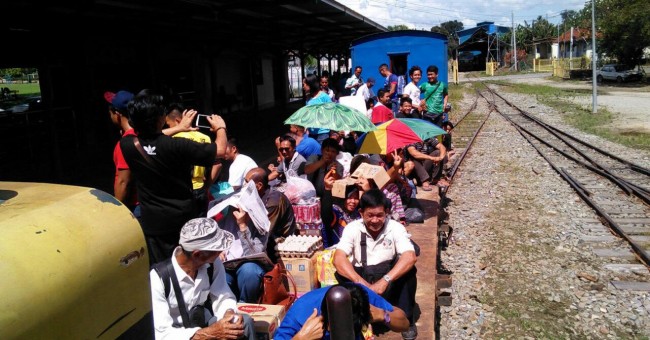 Rakyat Sabah naik keretapi ‘mayat’, gerabak tanpa bumbung dan dinding