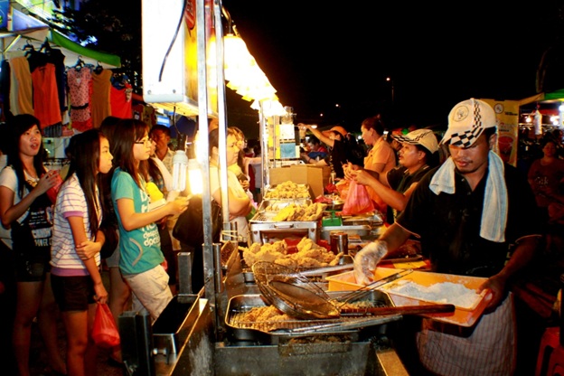 Pasar malam pelbagai kaum terpanjang di Malaysia hasil  