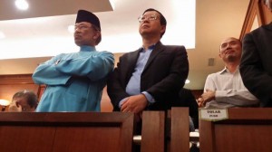 Lim Guan Eng bersama Datuk Seri Anwar Ibrahim ketika menghadiri keputusan kes Karpal di Mahkamah 11 Mac lalu.