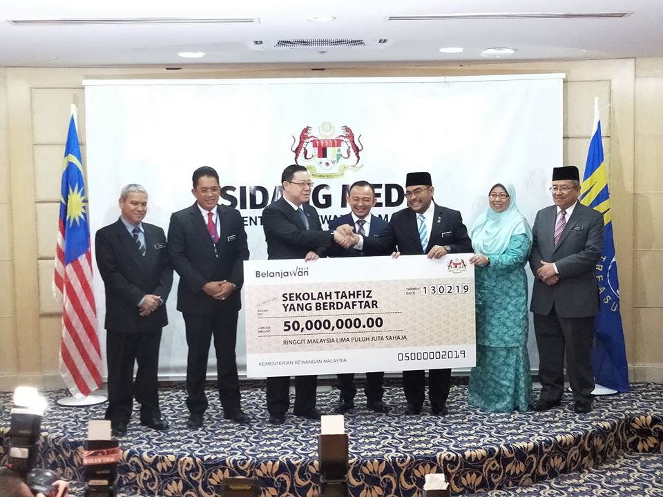 Kementerian Kewangan serah cek peruntukan RM50 juta untuk 